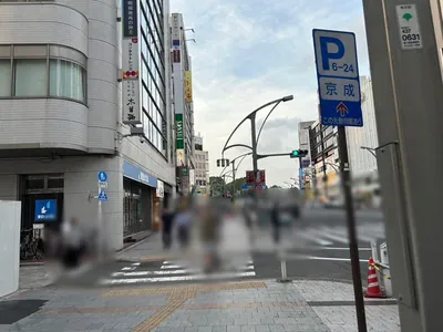 コットンクラブへの道順 3／6：一つ目の路地を超えて直進します。