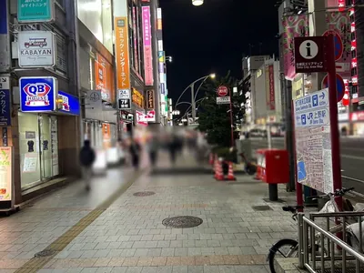 グレアへの道順 2／8：駅を右手に直進します。