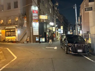リンクへの道順 9／10：左手路地を越えて直進を続けます。