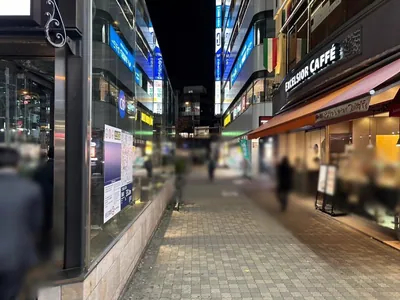 メティへの道順 2／5：出口を左手に直進します。