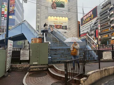 フェアリーへの道順 4／9：突き当りの階段を上ります。