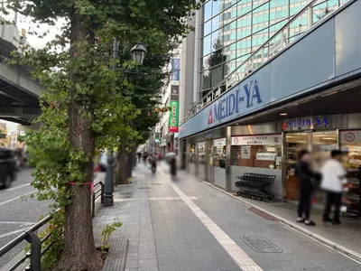 インクへの道順 2／9：駅を背にして、道路を左手にして直進します。