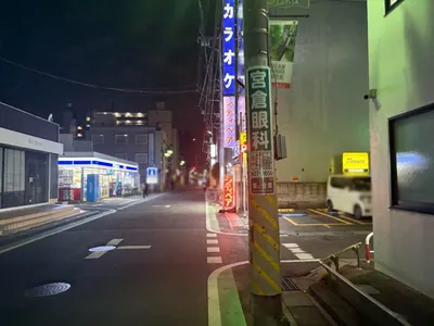 テンプテーションへの道順 9／11：一つ目の右手路地を右折します。