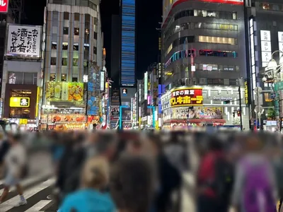 オーバーチュアへの道順 4／11：直進をすると「歌舞伎町」の大きな交差点に出るので横断歩道を正面に渡ります。