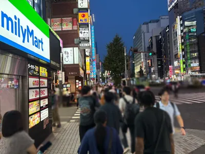 ソロモンへの道順 6／12：一つ目の路地を越えて直進を続けます。