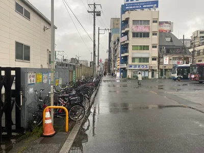 ヴェルージュへの道順 3／4：線路を左手に直進します。