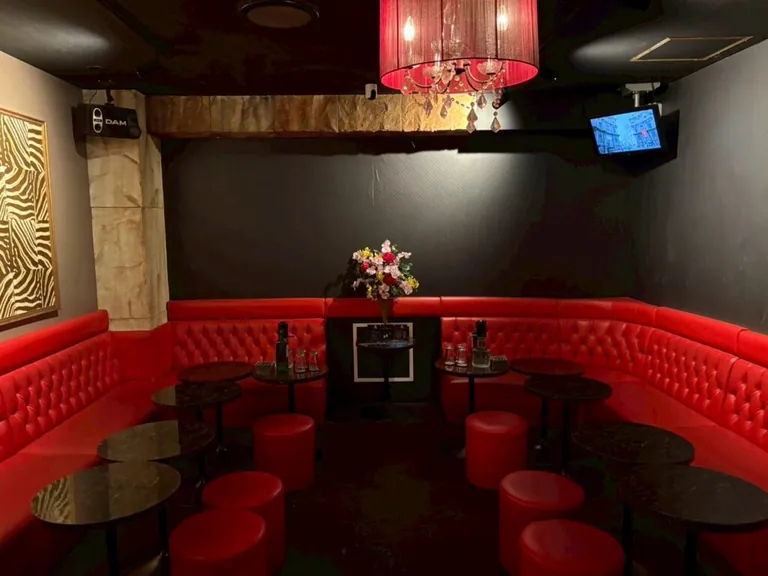花 （ハナ）の店内