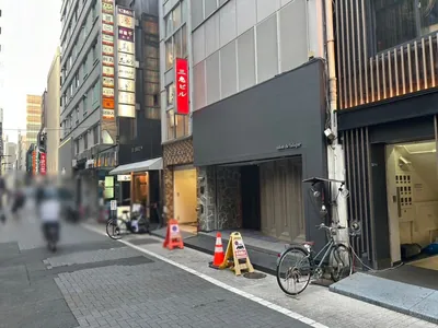 櫻子 （さくらこ）への道順 9／9：少し進むと右手に銀座櫻子の入る「三恵ビル」があります。