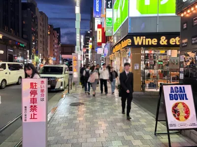 サーカスラウンジへの道順 4／5：一つ目の右手路地を越えて直進します。