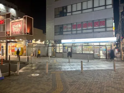 テンプテーションへの道順 3／11：横断歩道を渡り、ロータリーを左手に進みます。