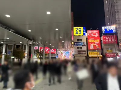 へのへのもへじへの道順 2／8：駅を背にして直進します。