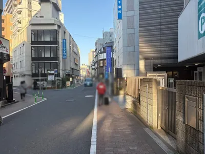 ネバーランドへの道順 8／10：左手路地を越えて直進をします。