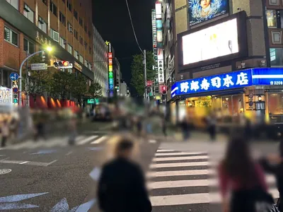 レヴューへの道順 10／13：直進すると「新宿区役所通り(風林会館)」の交差点に出るので右折します。