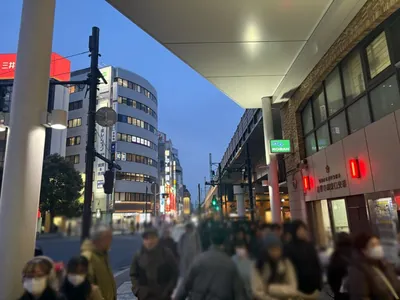 吉祥寺　ミストへの道順 2／9：駅を背にして右手に進みます。