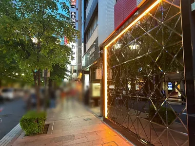 ピアノバー長谷川 （はせがわ）への道順 8／8：T字路の右手に銀座ピアノバー長谷川の入る「渡辺ビル」があります。