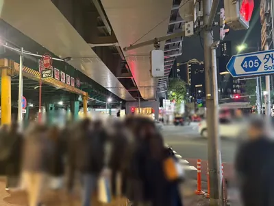 セブンへの道順 3／9：横断歩道を渡り直進します。
