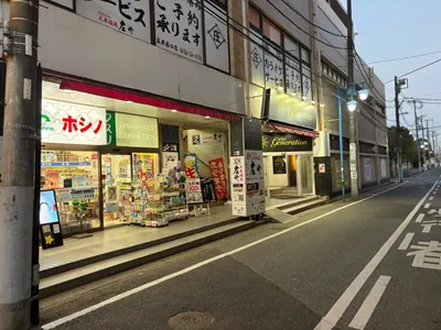 五井　ナウへの道順 4／4：右折して少し進むと左手に五井ナウが入る「うるまビル」があります。