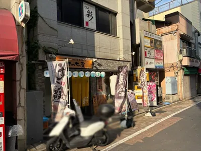 アジトへの道順 8／8：少し進むと左手に市川アジトの入る「市川東ビル」があります。