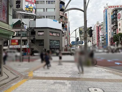 グランクリュへの道順 3／8：「上野広小路」の交差点に出たら左折します。