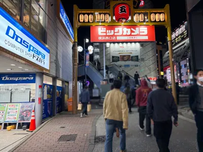 ピクシーへの道順 4／7：突き当りの階段を上ります。