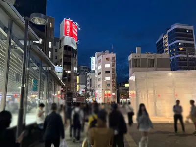 アドアへの道順 2／13：駅を背中にして交番方面に進みます。