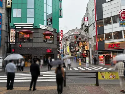 エディションへの道順 4／7：横断歩道を渡って西一番街へ入ります。
