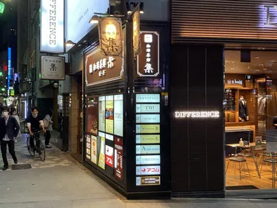 パシャへの道順 3／6：直進すると交差点に出るので横断歩道を渡らずに右折します。