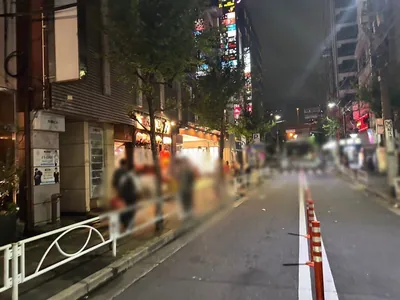 ヴィクトリアへの道順 8／8：十字路に出る手前の左手に錦糸町ヴィクトリアの入る「サーストンビル」があります。