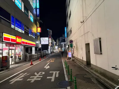 クレヨンへの道順 7／10：直進します。