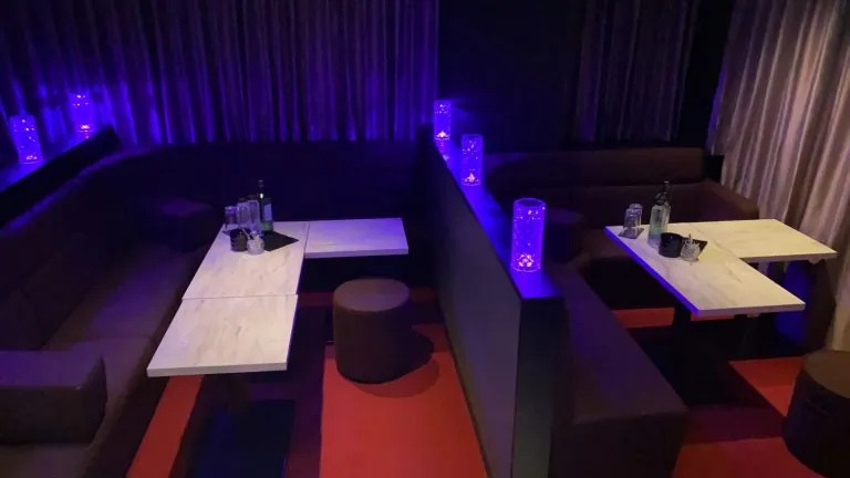 ランウェイの店内