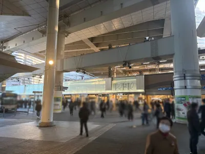 ロジャーへの道順 2／16：駅を背にして右手に進みます。