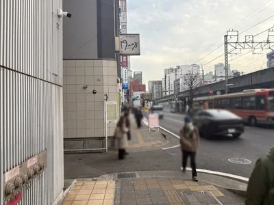 アーチへの道順 8／14：左手一つ目の路地を越えて直進をします。