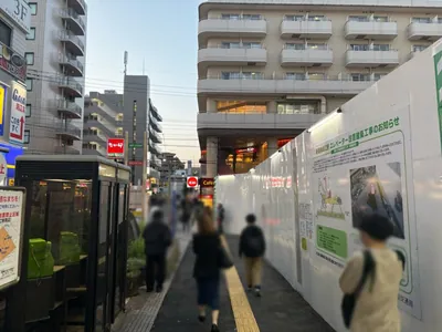 瑞江　ラックスへの道順 2／8：駅を背にして右手に進みます。