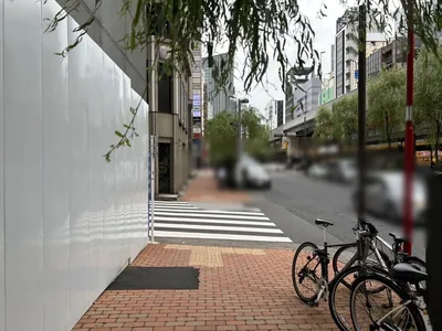 路ト （ミチト）への道順 6／10：左手一つ目路地を超えて直進します。
