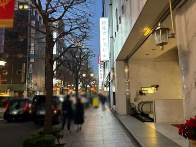 キリンへの道順 9／9：しばらく進むと右手に銀座キリンが入る「銀座ピアースビル」があります。