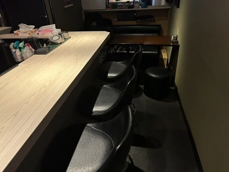 ハヤブサの店内