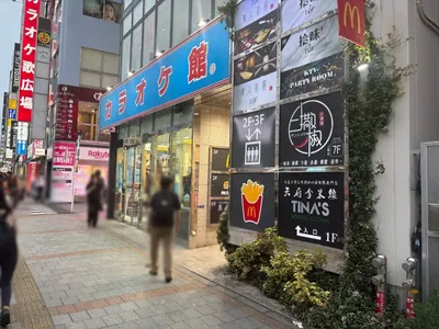 美人茶屋 (ビジンチャヤ)への道順 3／3：少し進むと右手に上野美人茶屋の入る「上野B＆Vビル」があります。