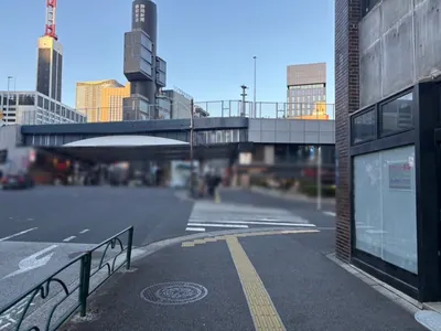 パピヨンへの道順 3／8：一つ目の横断歩道を渡って直進を続けます。