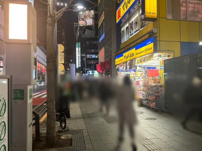 アチェロ（CLUB ACERO）/旧バシリカへの道順 2／6：駅を背にして、右手に進みます。