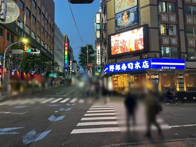 スピリットへの道順 10／11：直進すると「新宿区役所通り(風林会館)」の交差点に出るので直進します。