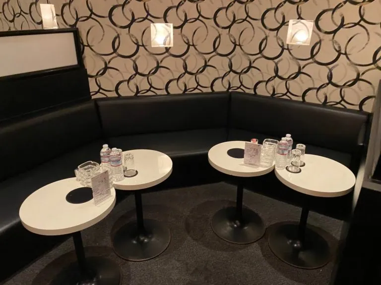 ロイヤルカフェの店内