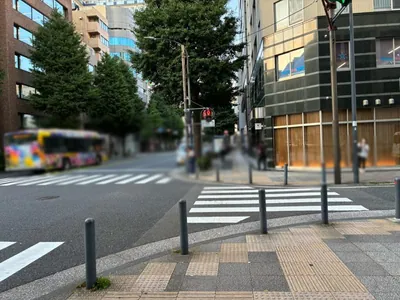 華鈴灯 （かりんとう）への道順 14／15：「弁天通三丁目」の交差点を横断歩道を渡って右折します。