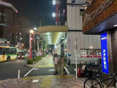 リンクへの道順 5／10：右手一つ目の路地を越えて直進を続けます。