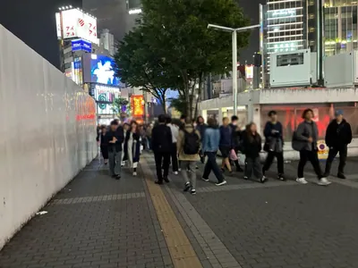 ネクサスへの道順 2／10：駅を背にして線路を左手に進みます。