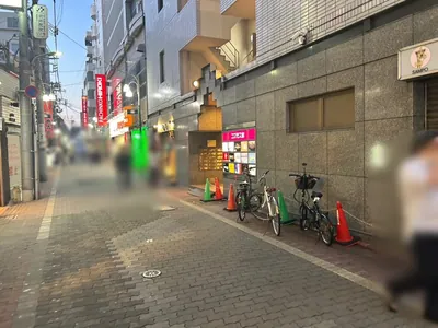 ロイヤルラウンジへの道順 5／5：左折して、すぐ右手に蒲田ロイヤルラウンジの入る「コスモス館」があります。