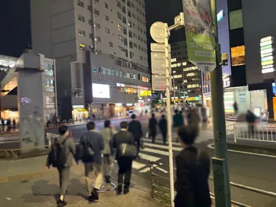 モアナ （Bar＆Lounge MOANA）への道順 3／9：右手一つ目の横断歩道を渡ります。