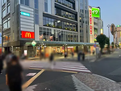 ロイヤルラウンジへの道順 3／5：一つ目の横断歩道を渡り、道路を右手に直進します。