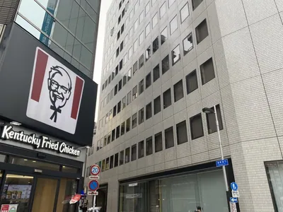 ココデイチバンへの道順 3／5：左手の一つ目の路地に入ります。