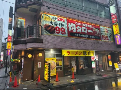 フェアリーへの道順 9／9：一つ目の十字路を越えた右手角に横浜フェアリーの入る「ニッセイ第3ビル」があります。