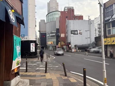 アーチへの道順 11／14：左手三つ目の路地を左折します。